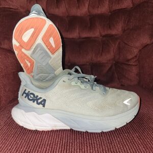 Womens size 7 Hoka Arahi 6